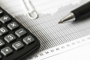 calculette et stylo pour calcul fiscalité