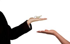 mains tenant clef