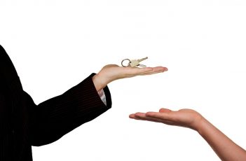 mains tenant clef